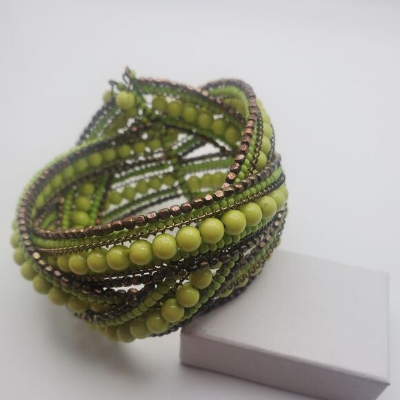 Pear green beaded pea‎ in a podcast cuff bracelet B1218 - Picture 1 of 2